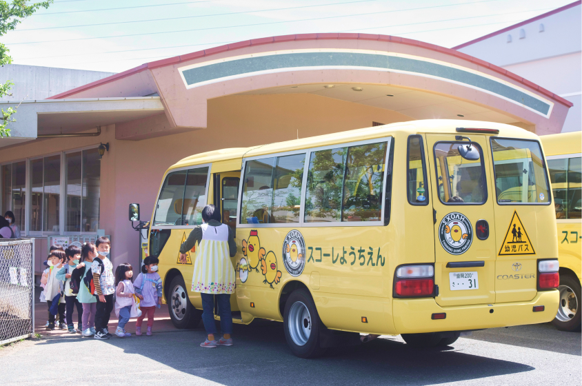 スコーレ幼稚園のバスの写真