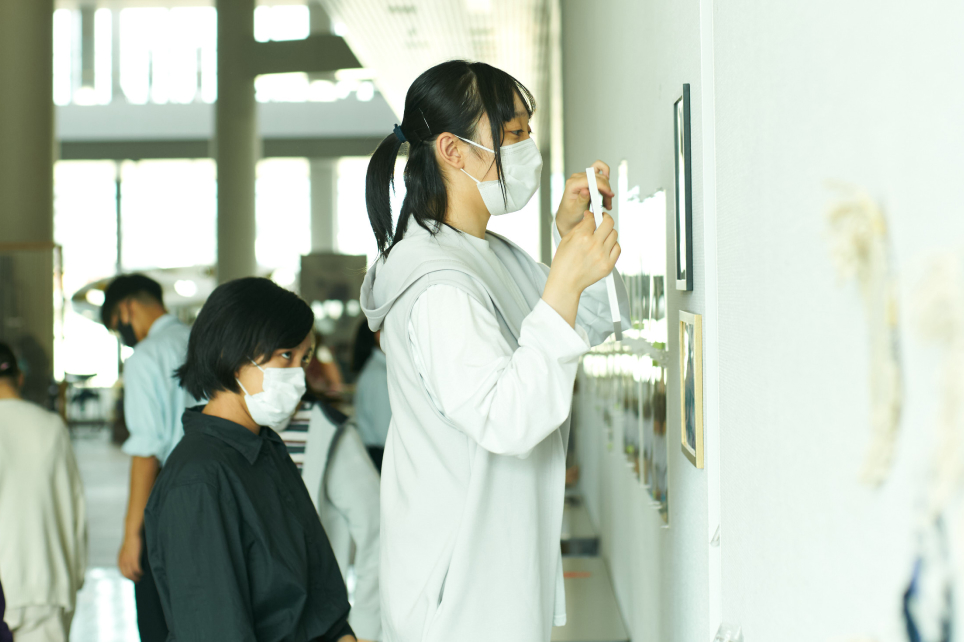 展示作業をする様子の写真