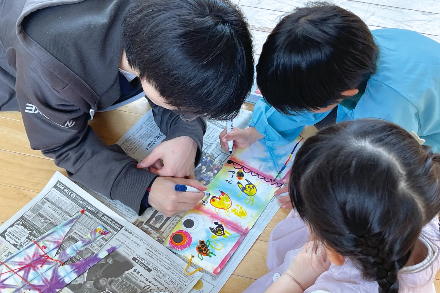 子供たちがお絵描きする様子の写真