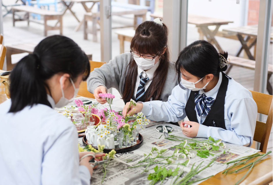 テーブルの飾り付けをする女子生徒の写真
