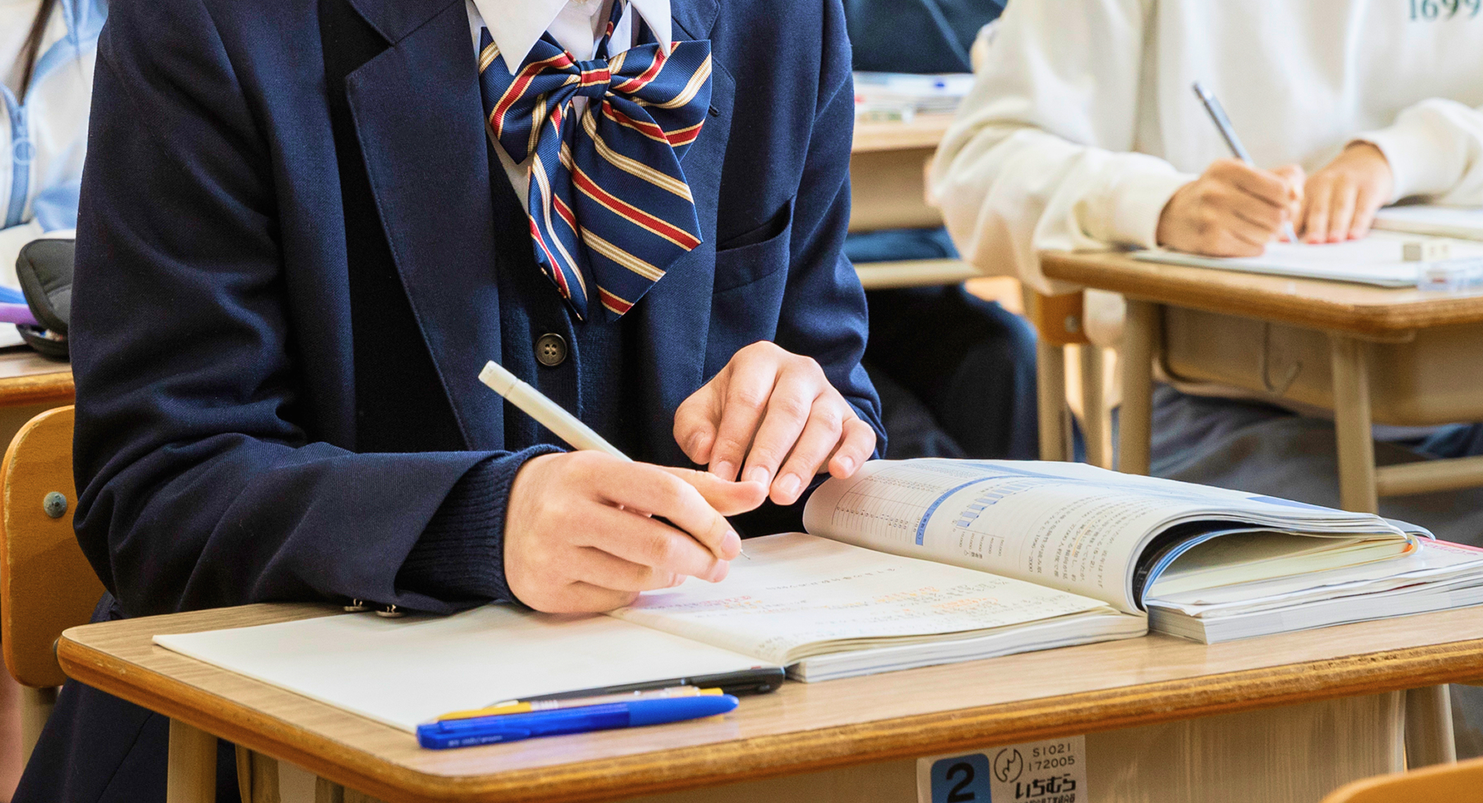 女子生徒が勉強する手元の様子の写真