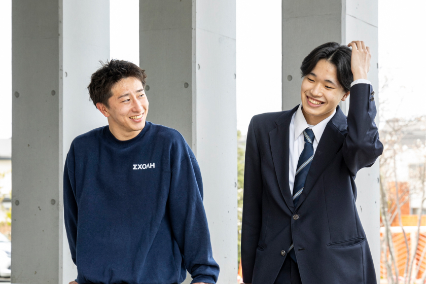 チューターと男子学生の笑顔の写真