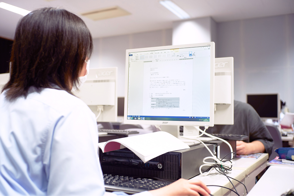 PCで学習をする様子の写真
