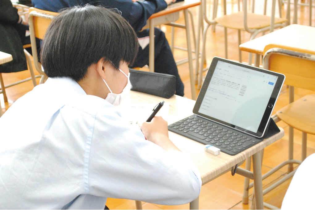 PCで学習をする様子の写真