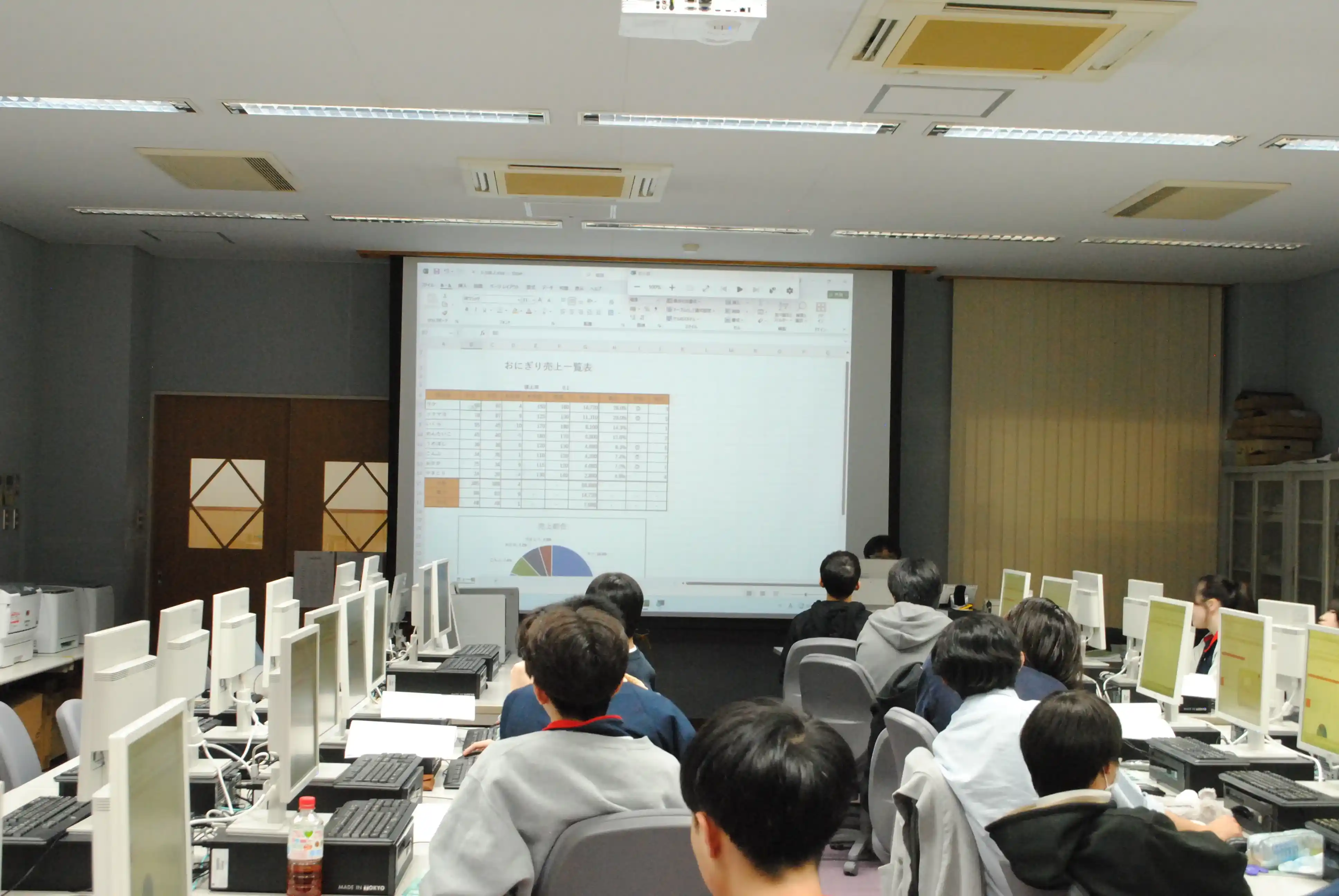 検定資格の学習をする様子の写真