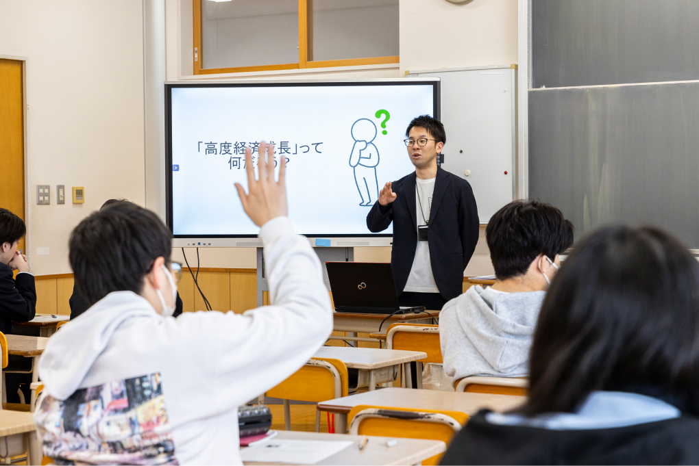 授業で手をあげる学生の写真