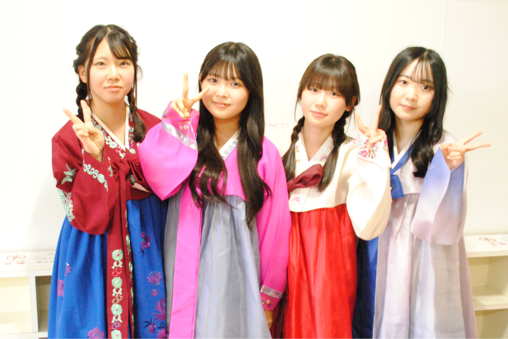 民族衣装を着る女子学生の写真