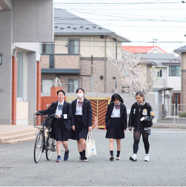 登校する女子学生4人の写真