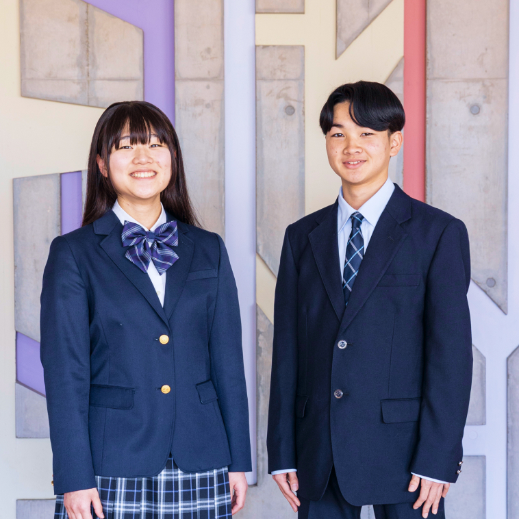 制服の男女の学生の写真