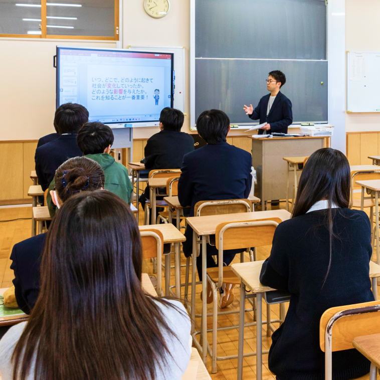 授業を受ける学生たちの写真