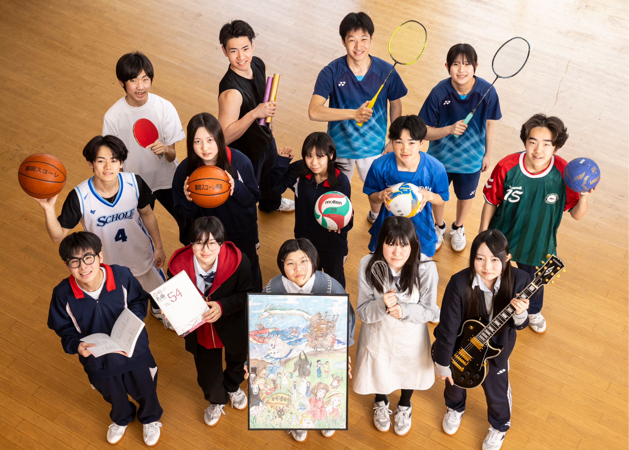 さまざまな部活の学生の集合写真