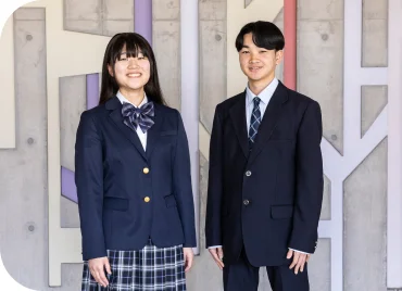 制服の男女の学生の写真