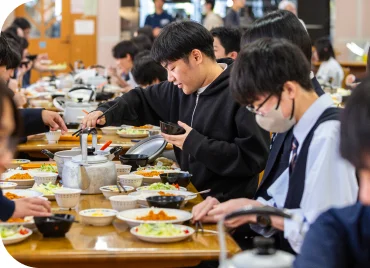 学年食を食べる学生たちの写真
