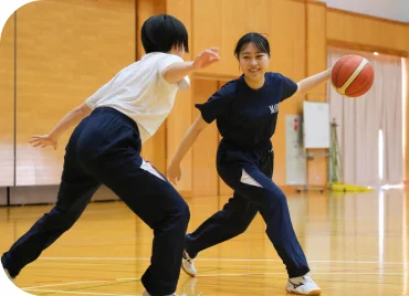 バスケをする2人の学生の写真