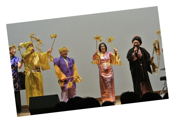 歓送会でステージでの出し物の様子