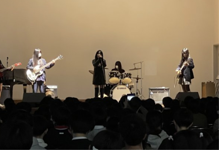 軽音楽部のステージ演奏の様子