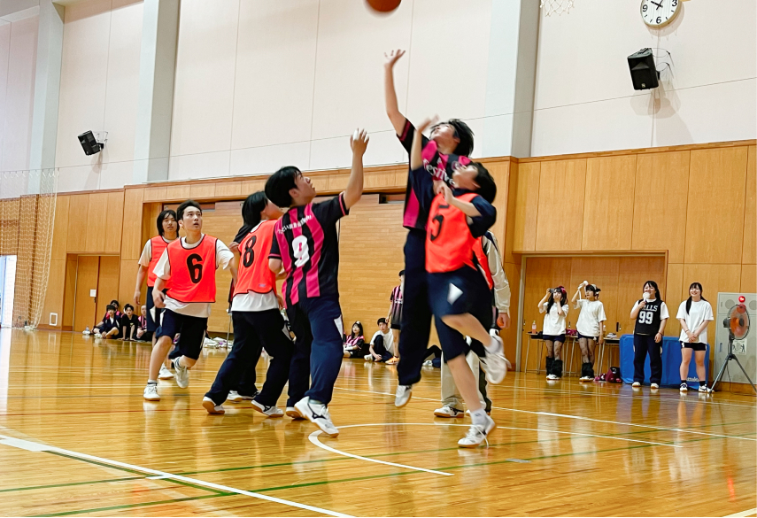 スポーツ大会でバスケをする様子の写真