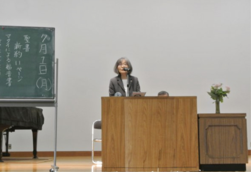 校長先生が講演する様子の写真