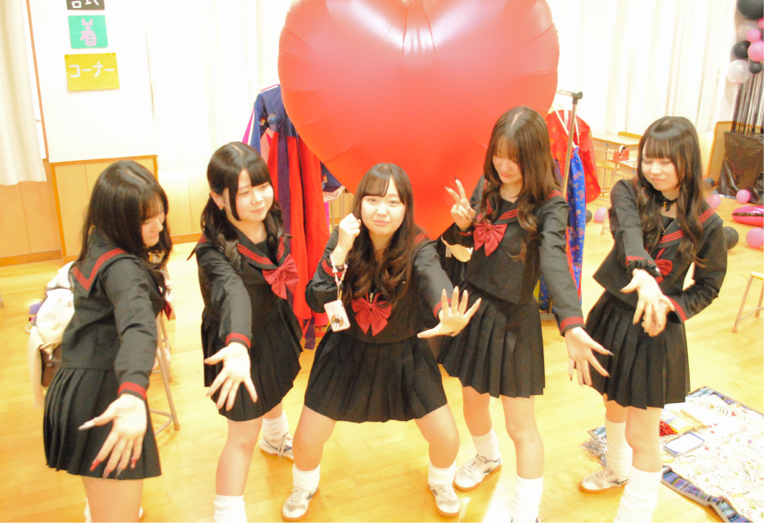 スコーレ祭で決めポーズをする5人の女子学生の写真