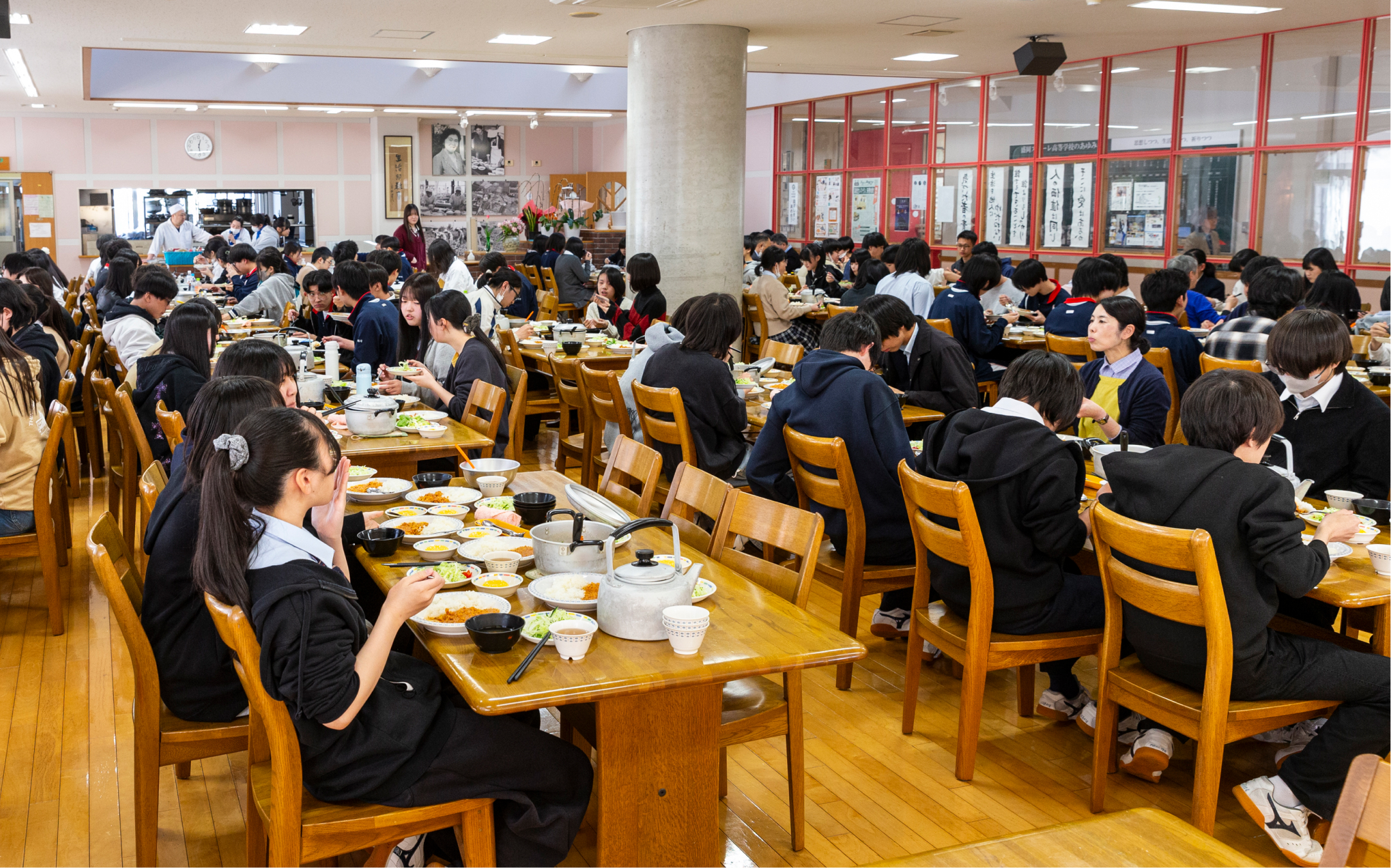 食堂で学年食をみんなで食べる様子の写真