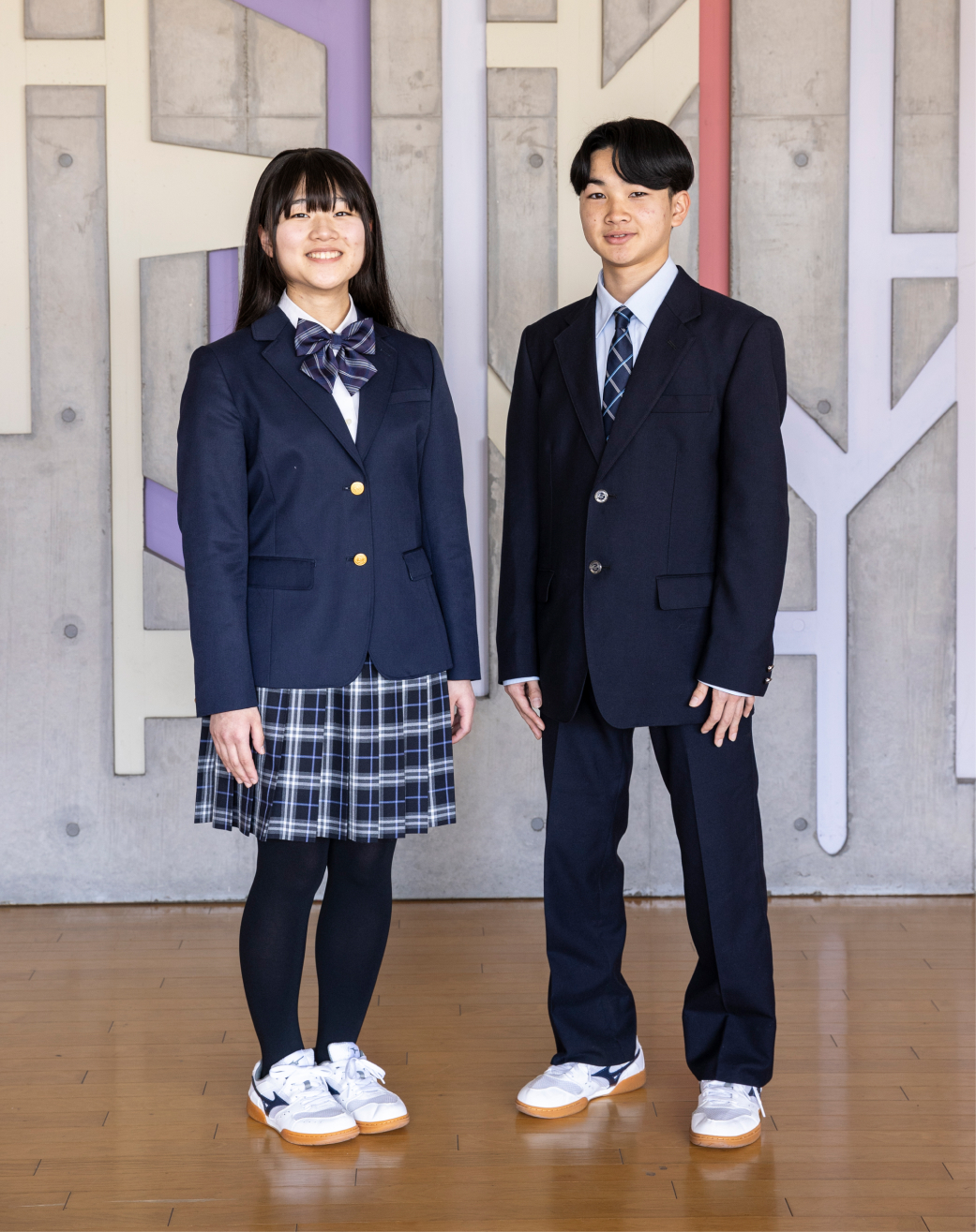 標準服を着ている男女の学生の写真