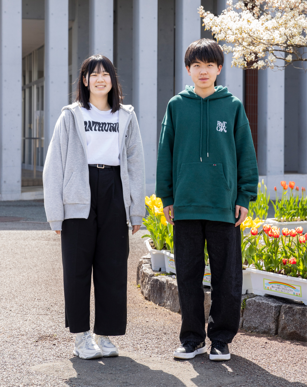 自由服を着ている男女の学生の写真