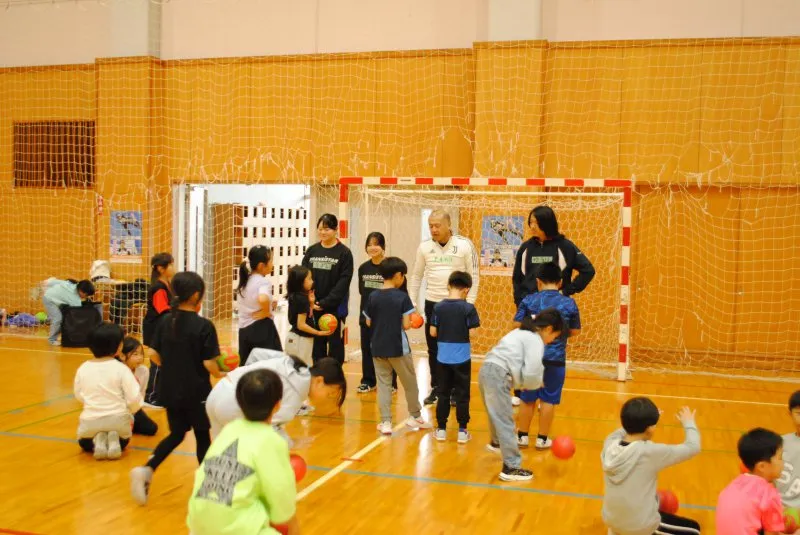 小学生とハンドボール教室